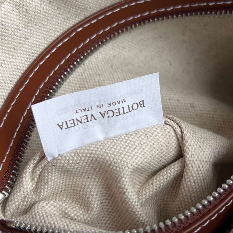 BOTTEGA VENETA レザーカメラバッグ メンズ 24.5×15×6cm