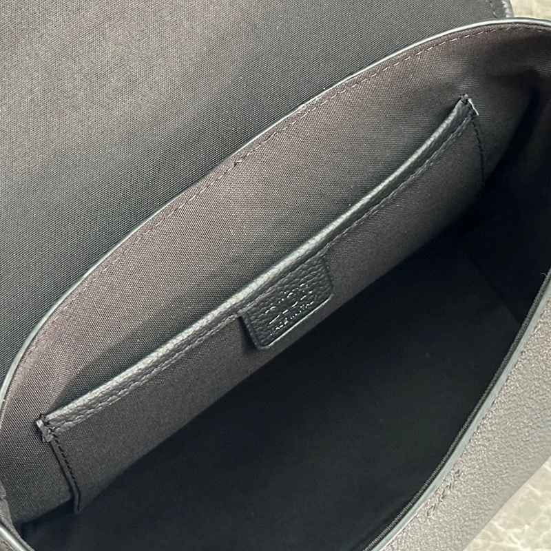 DIOR デイリー メッセンジャーバッグ ディオールグラヴィティ レザー メンズ 28×18×9.5cm