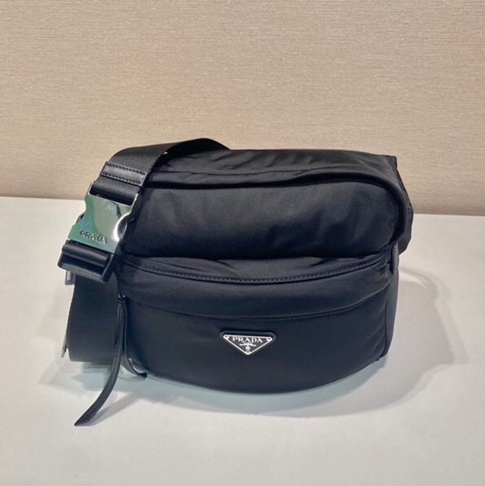 PRADA メッセンジャーバッグ リサイクルナイロン メンズ 26×20×10cm PRADA メッセンジャーバッグ リサイクルナイロン メンズ 26×20×10cm