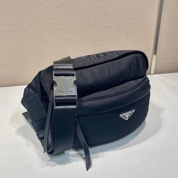 PRADA メッセンジャーバッグ リサイクルナイロン メンズ 26×20×10cm