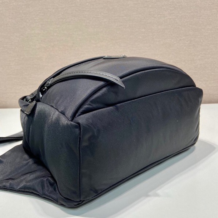 PRADA メッセンジャーバッグ リサイクルナイロン メンズ 26×20×10cm