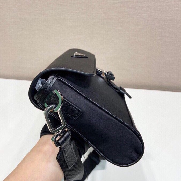 PRADA メッセンジャーバッグ リサイクルナイロン ユニセックス 20×15.5×4cm