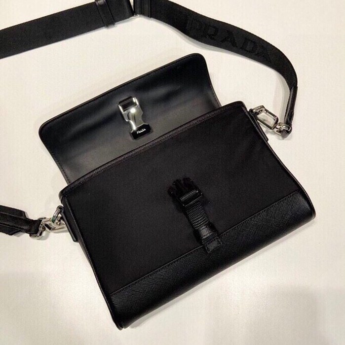PRADA メッセンジャーバッグ リサイクルナイロン ユニセックス 20×15.5×4cm