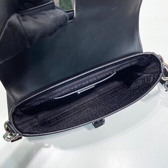 PRADA メッセンジャーバッグ リサイクルナイロン ユニセックス 20×15.5×4cm