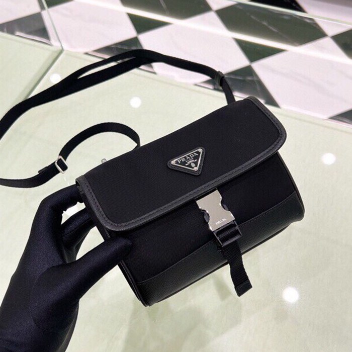 PRADA スマホポーチ パラシュートナイロン サフィアーノ メンズ 18×12.5×2.5cm PRADA スマホポーチ パラシュートナイロン サフィアーノ メンズ 18×12.5×2.5cm