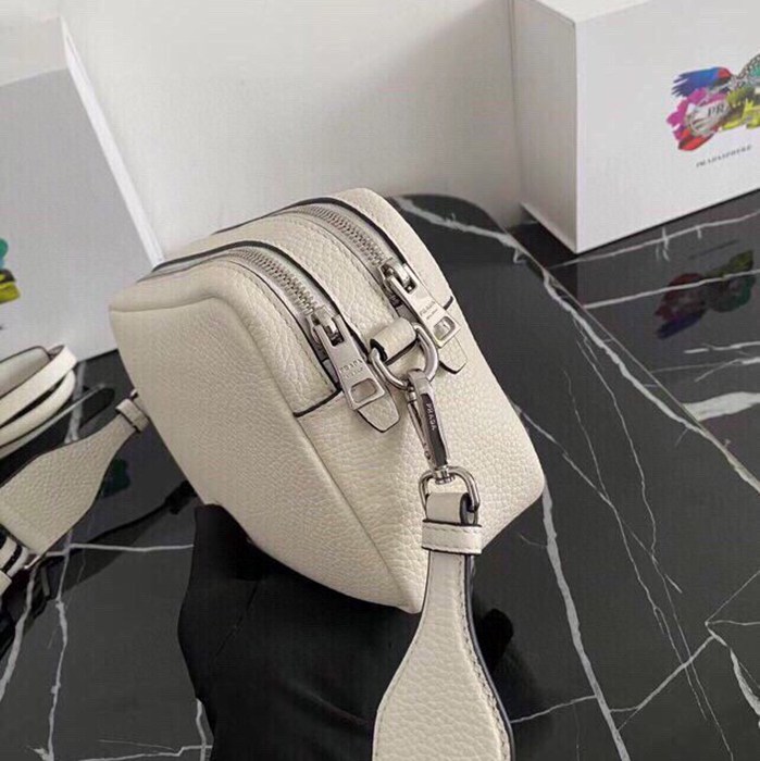 PRADA ショルダーバッグ ディアスキンレザー デュアルストラップ メンズ 22×14×8cm