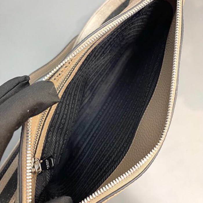 PRADA ショルダーバッグ ディアスキンレザー デュアルストラップ メンズ 30×19.5×6cm