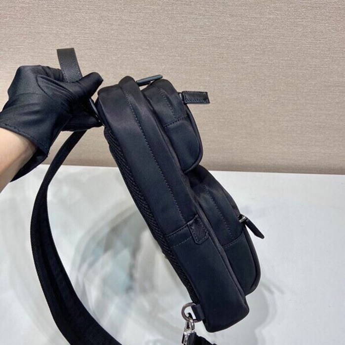 PRADA ウエストバッグ リサイクルナイロン サフィアーノ メンズ 20×31×5cm