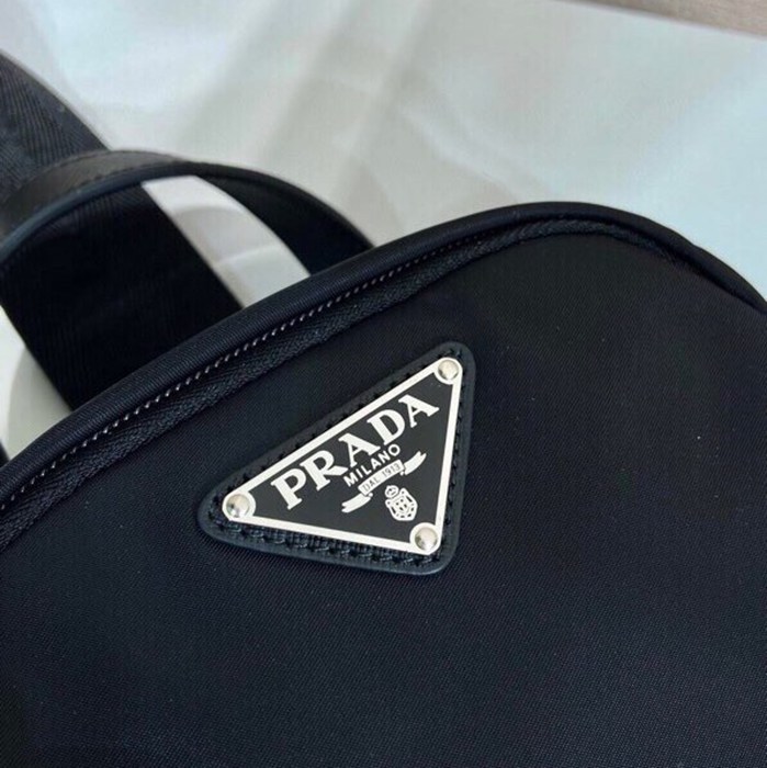 PRADA ウエストバッグ リサイクルナイロン サフィアーノ メンズ 20×31×5cm