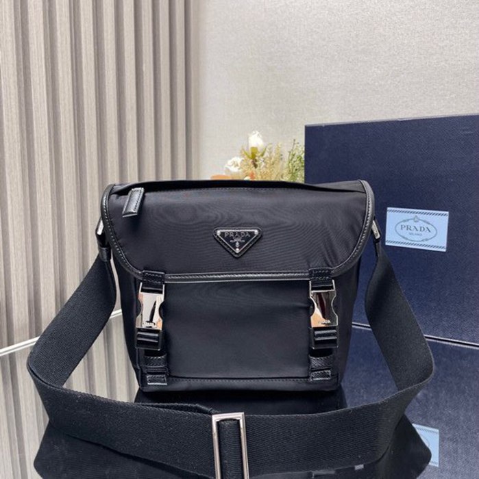 PRADA メッセンジャーバッグ リサイクルナイロン メンズ 20×19×10cm PRADA メッセンジャーバッグ リサイクルナイロン メンズ 20×19×10cm
