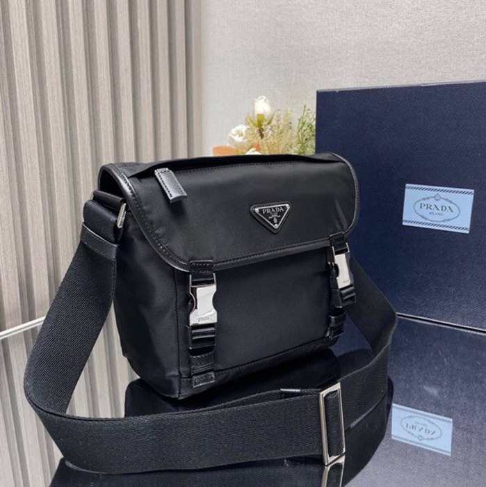 PRADA メッセンジャーバッグ リサイクルナイロン メンズ 20×19×10cm