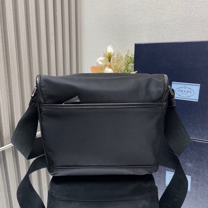 PRADA メッセンジャーバッグ リサイクルナイロン メンズ 20×19×10cm