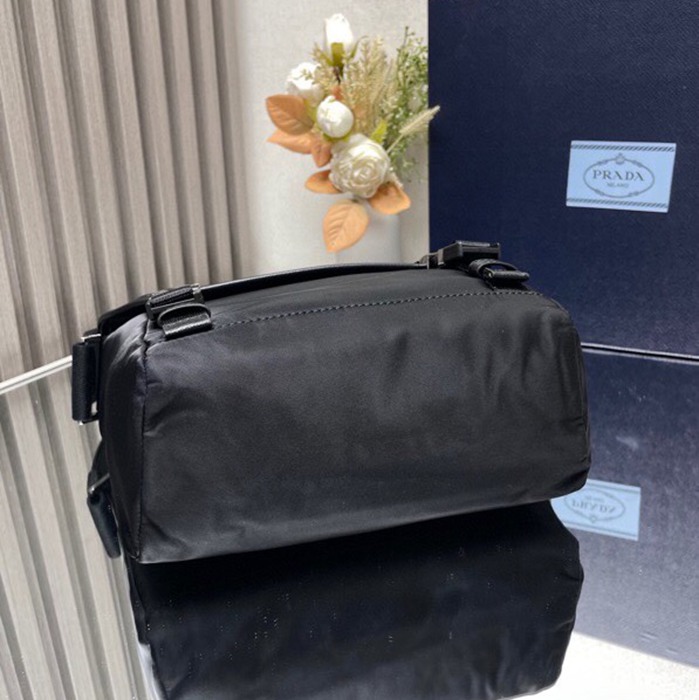 PRADA メッセンジャーバッグ リサイクルナイロン メンズ 20×19×10cm