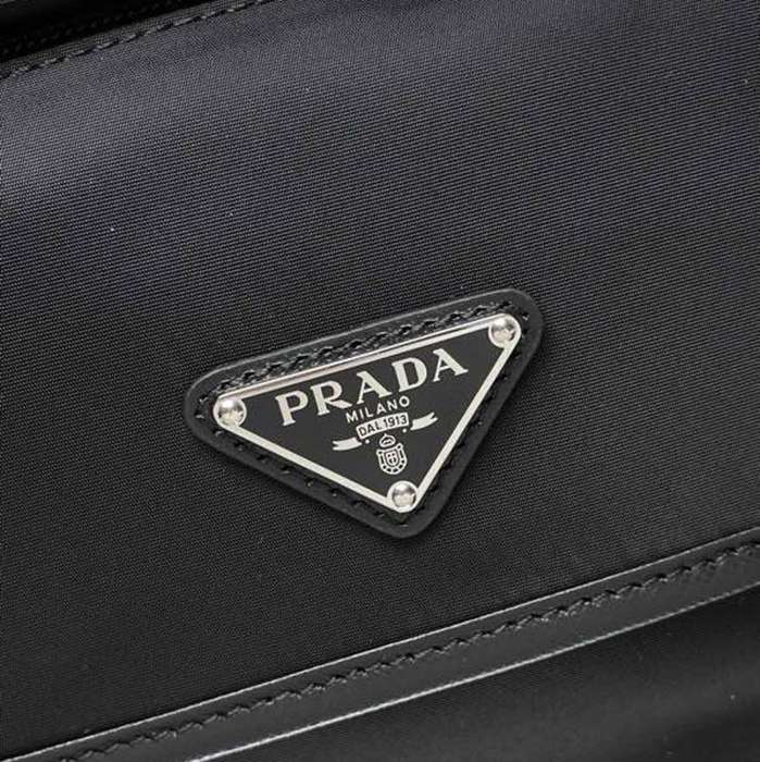 PRADA メッセンジャーバッグ リサイクルナイロン メンズ 20×19×10cm