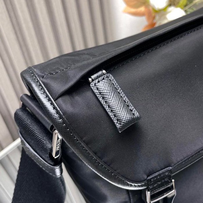 PRADA メッセンジャーバッグ リサイクルナイロン メンズ 20×19×10cm