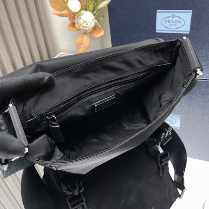 PRADA メッセンジャーバッグ リサイクルナイロン メンズ 20×19×10cm