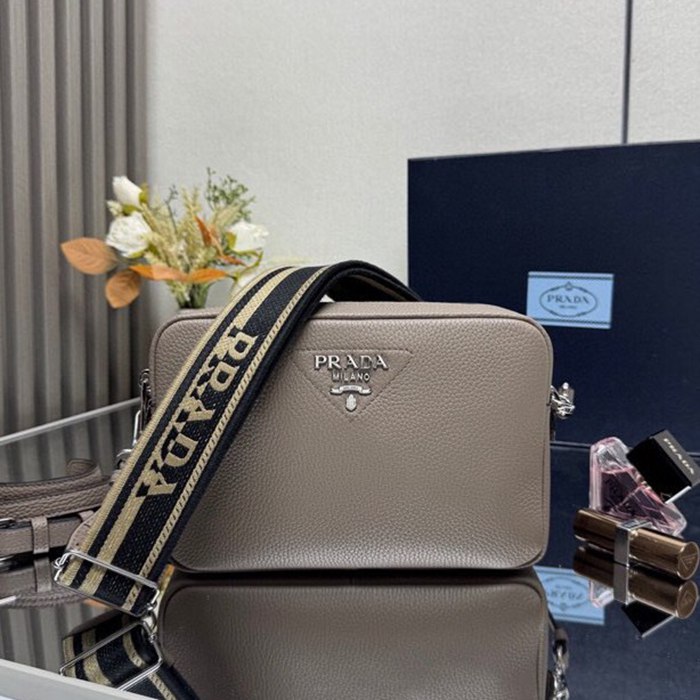 PRADA ショルダーバッグ ディアスキンレザー デュアルストラップ メンズ 22×14×8cm PRADA ショルダーバッグ ディアスキンレザー デュアルストラップ メンズ 22×14×8cm