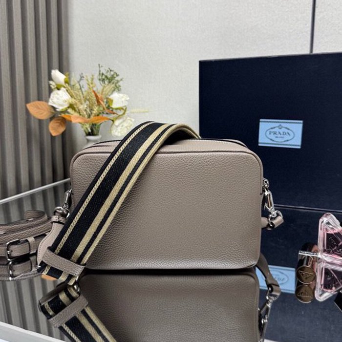 PRADA ショルダーバッグ ディアスキンレザー デュアルストラップ メンズ 22×14×8cm