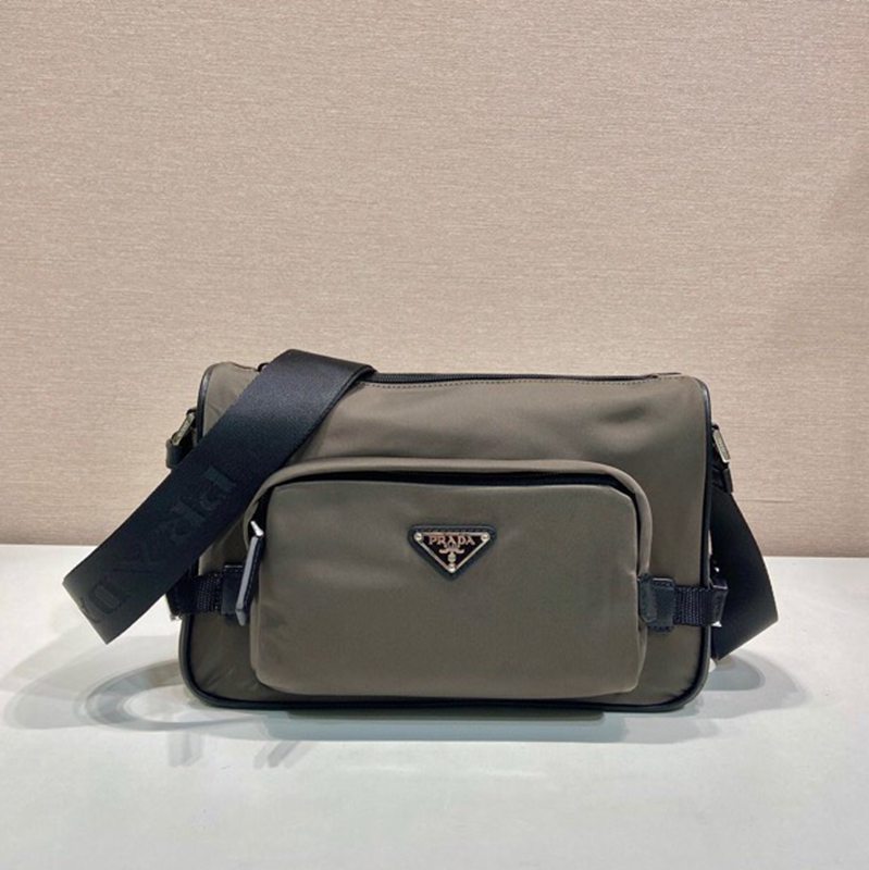 PRADA メッセンジャーバッグ リサイクルナイロン サフィアーノ メンズ 28×17.5×10cm PRADA メッセンジャーバッグ リサイクルナイロン サフィアーノ メンズ 28×17.5×10cm