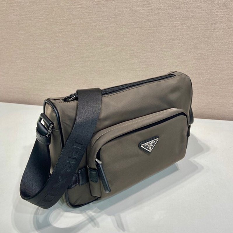 PRADA メッセンジャーバッグ リサイクルナイロン サフィアーノ メンズ 28×17.5×10cm