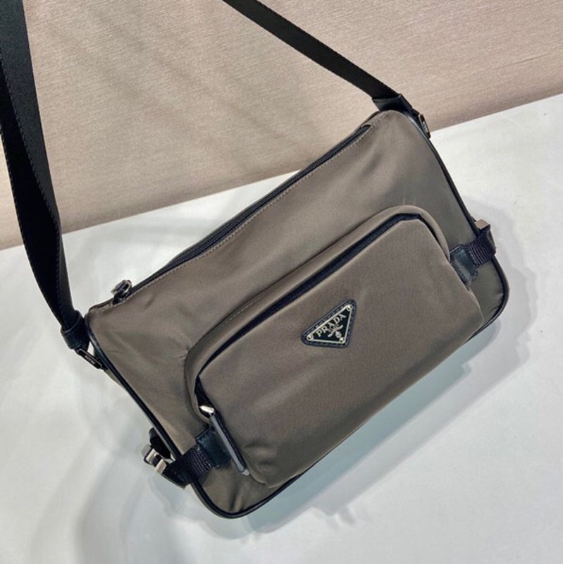 PRADA メッセンジャーバッグ リサイクルナイロン サフィアーノ メンズ 28×17.5×10cm