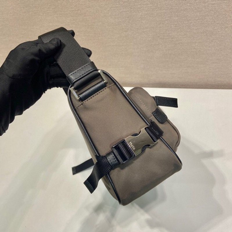PRADA メッセンジャーバッグ リサイクルナイロン サフィアーノ メンズ 28×17.5×10cm