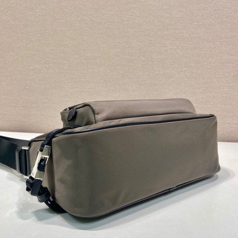PRADA メッセンジャーバッグ リサイクルナイロン サフィアーノ メンズ 28×17.5×10cm