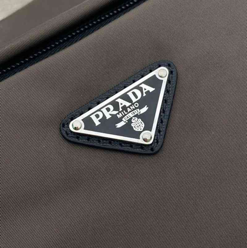 PRADA メッセンジャーバッグ リサイクルナイロン サフィアーノ メンズ 28×17.5×10cm