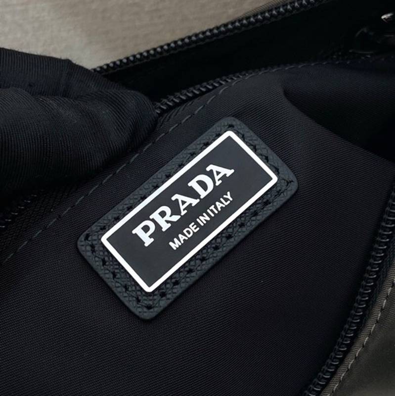 PRADA メッセンジャーバッグ リサイクルナイロン サフィアーノ メンズ 28×17.5×10cm