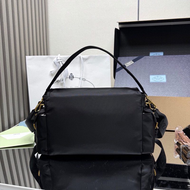 PRADA メッセンジャーバッグ リサイクルナイロン ユニセックス 37.5×19×12cm