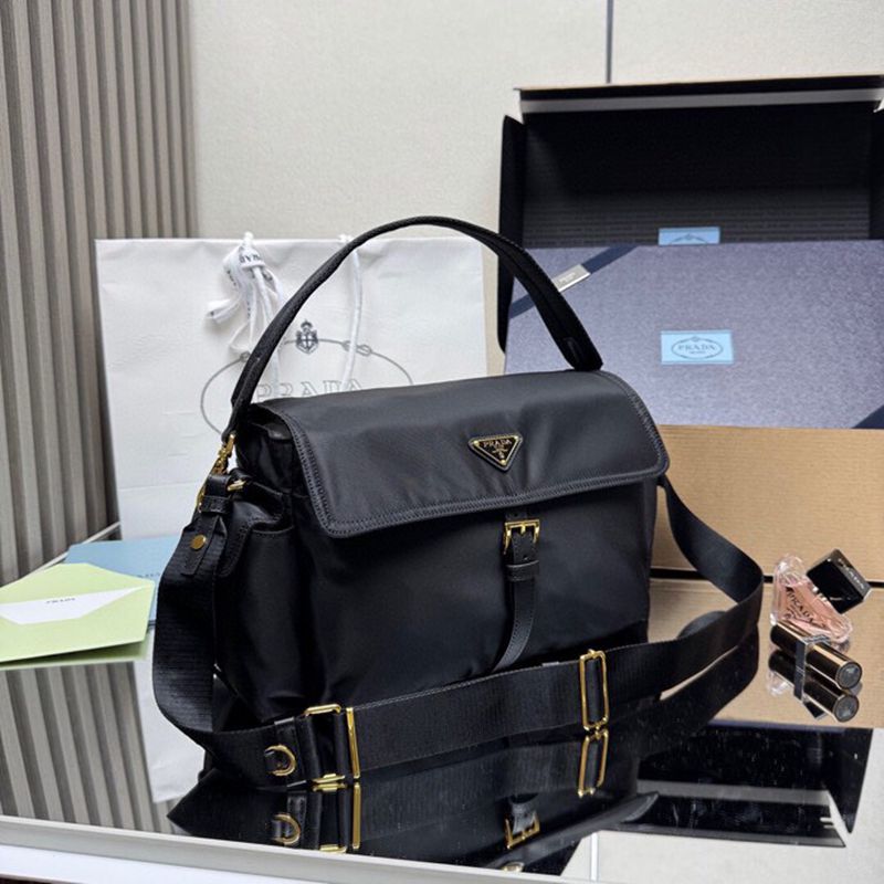 PRADA メッセンジャーバッグ リサイクルナイロン ユニセックス 37.5×19×12cm