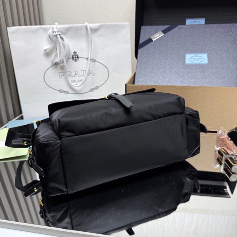 PRADA メッセンジャーバッグ リサイクルナイロン ユニセックス 37.5×19×12cm