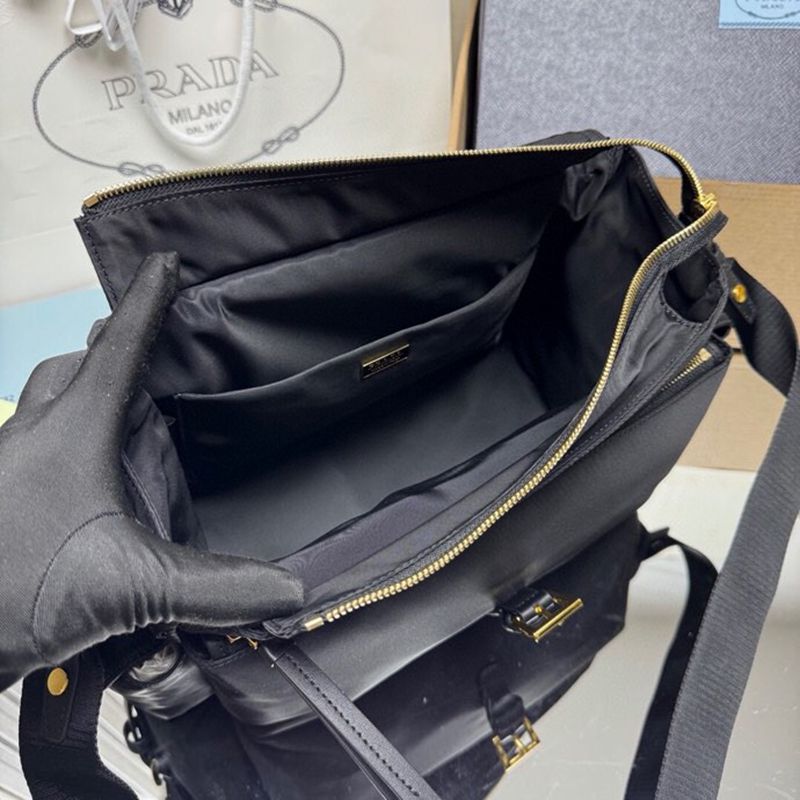 PRADA メッセンジャーバッグ リサイクルナイロン ユニセックス 37.5×19×12cm