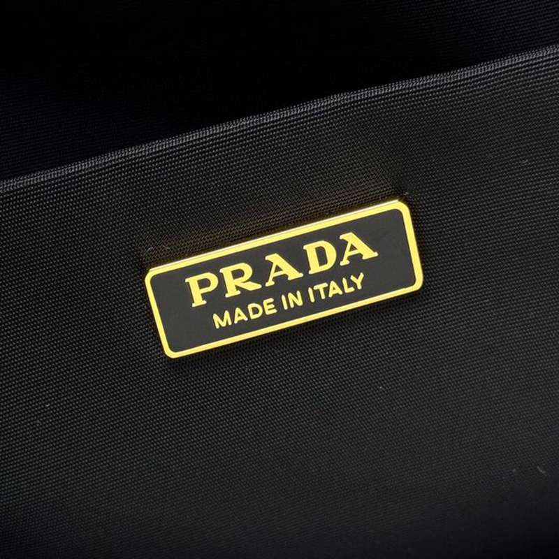 PRADA メッセンジャーバッグ リサイクルナイロン ユニセックス 37.5×19×12cm