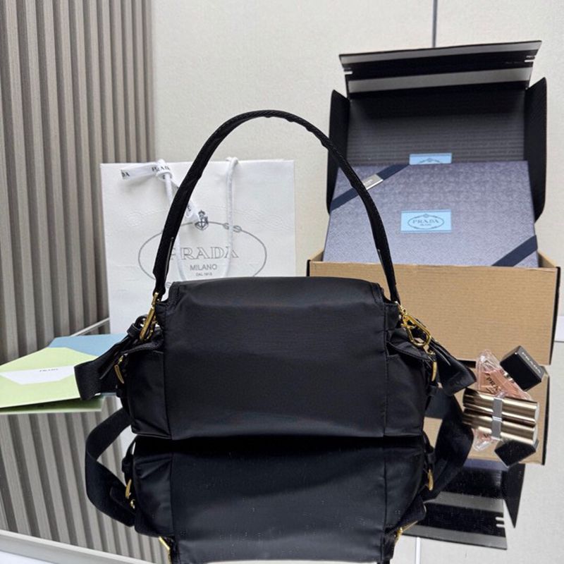 PRADA メッセンジャーバッグ リサイクルナイロン ユニセックス 30×14×10cm
