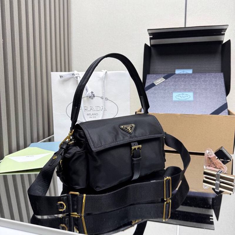 PRADA メッセンジャーバッグ リサイクルナイロン ユニセックス 30×14×10cm