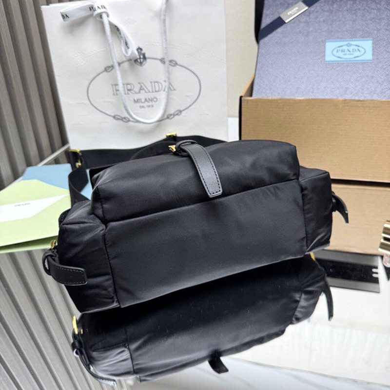 PRADA メッセンジャーバッグ リサイクルナイロン ユニセックス 30×14×10cm
