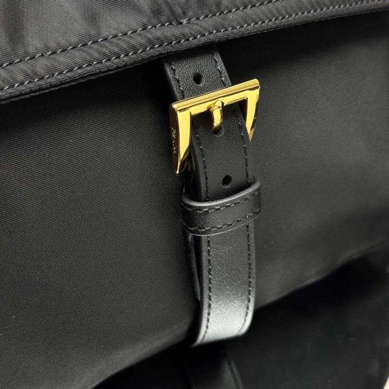 PRADA メッセンジャーバッグ リサイクルナイロン ユニセックス 30×14×10cm