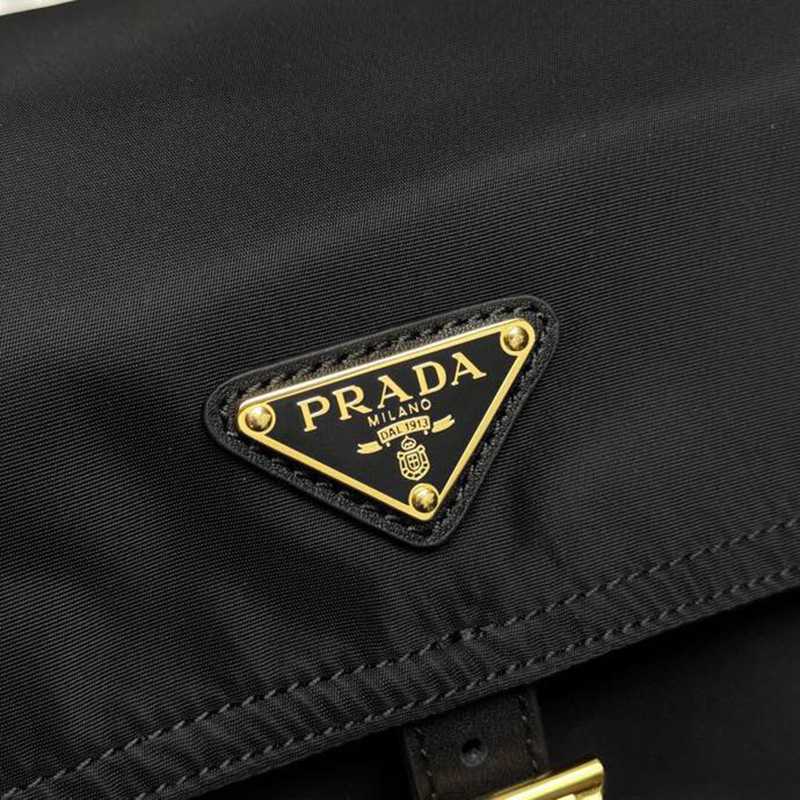 PRADA メッセンジャーバッグ リサイクルナイロン ユニセックス 30×14×10cm