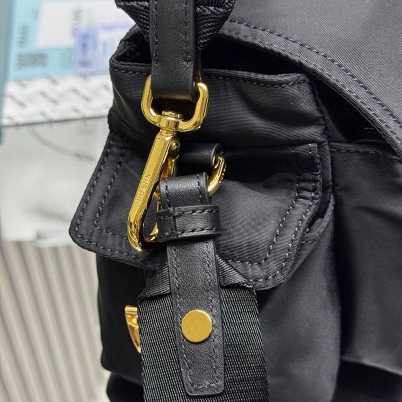 PRADA メッセンジャーバッグ リサイクルナイロン ユニセックス 30×14×10cm