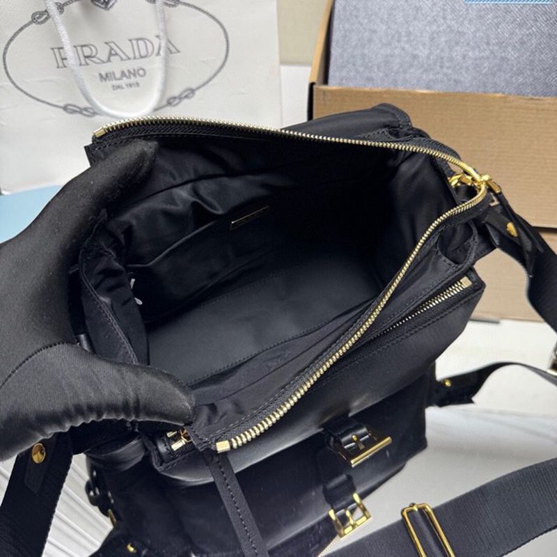 PRADA メッセンジャーバッグ リサイクルナイロン ユニセックス 30×14×10cm