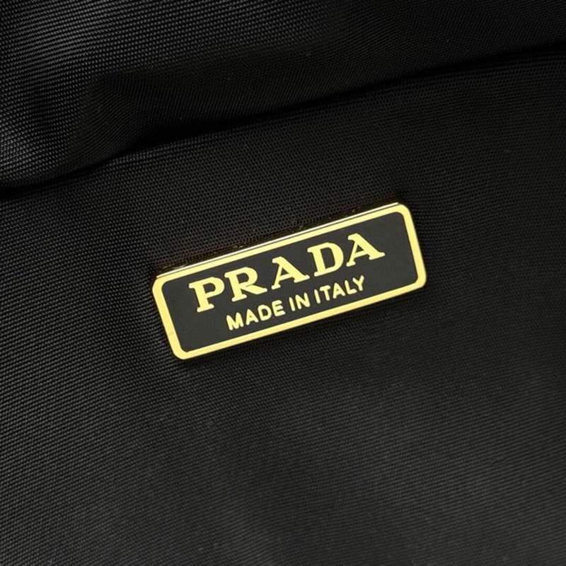 PRADA メッセンジャーバッグ リサイクルナイロン ユニセックス 30×14×10cm