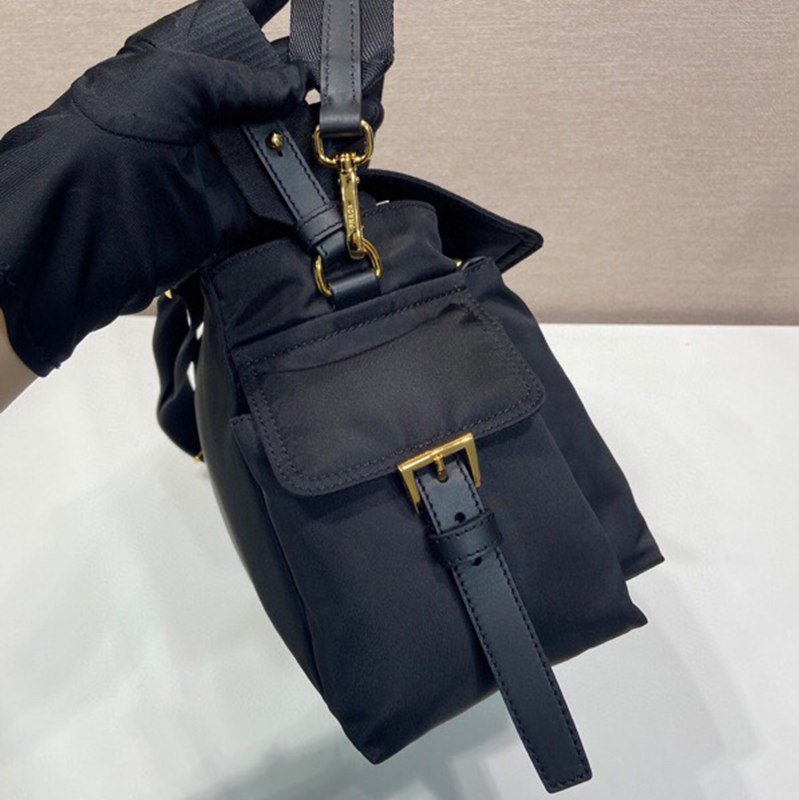 PRADA メッセンジャーバッグ リサイクルナイロン ユニセックス 37.5×19×12cm