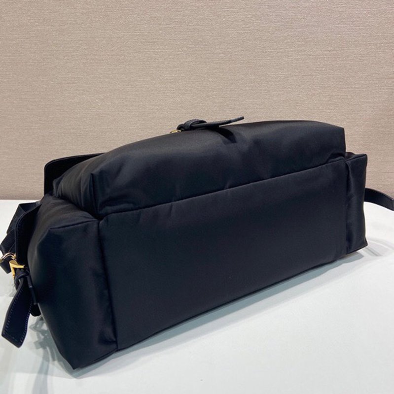 PRADA メッセンジャーバッグ リサイクルナイロン ユニセックス 37.5×19×12cm