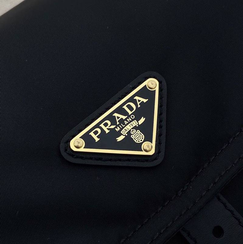 PRADA メッセンジャーバッグ リサイクルナイロン ユニセックス 37.5×19×12cm