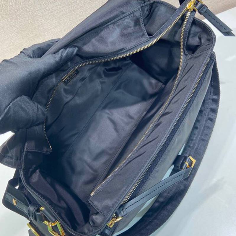 PRADA メッセンジャーバッグ リサイクルナイロン ユニセックス 37.5×19×12cm
