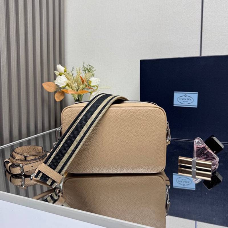 PRADA ショルダーバッグ ディアスキンレザー デュアルストラップ メンズ 22×14×8cm