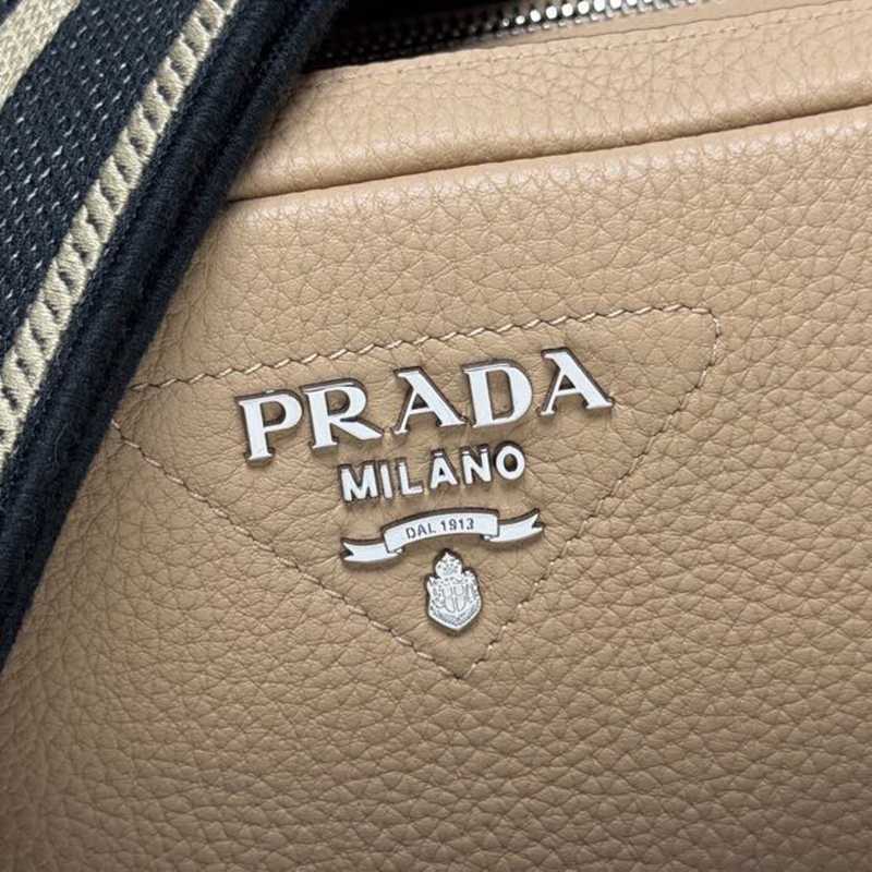 PRADA ショルダーバッグ ディアスキンレザー デュアルストラップ メンズ 22×14×8cm