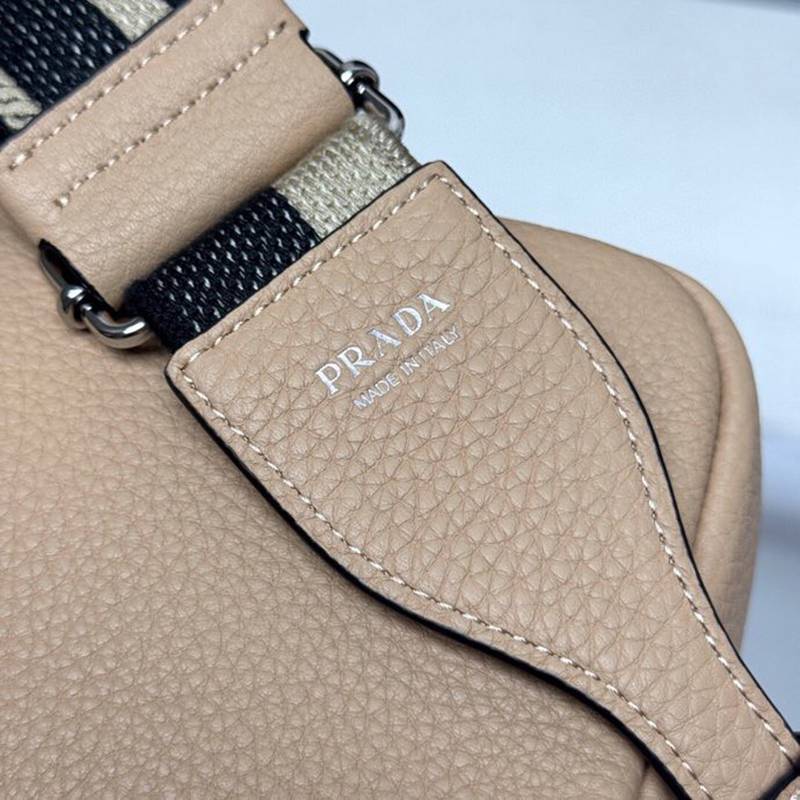 PRADA ショルダーバッグ ディアスキンレザー デュアルストラップ メンズ 22×14×8cm