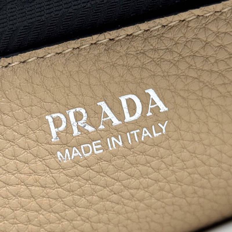 PRADA ショルダーバッグ ディアスキンレザー デュアルストラップ メンズ 22×14×8cm